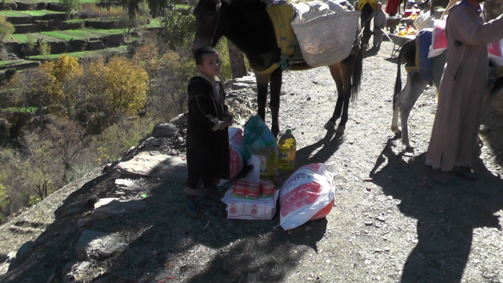بالصور.. حملة إدخال السرور توزع المواد الغذائية على دواري اغرم وايت كطوف إقليم شيشاوة
