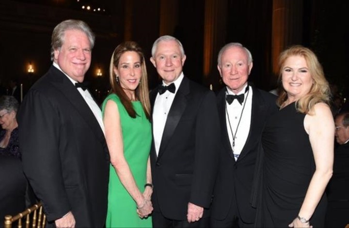 داعم بارز لحملة ترامب يحصل على 2.5 مليون لقاء استهدافه قطر