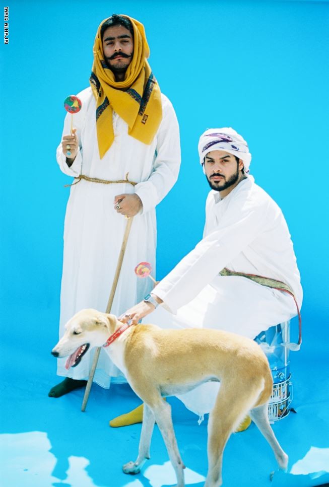 برقع عماني مع أحذية "أديداس".. ما رسالة هذا المصور؟ برقع عماني مع أحذية "أديداس".. ما رسالة هذا المصور؟