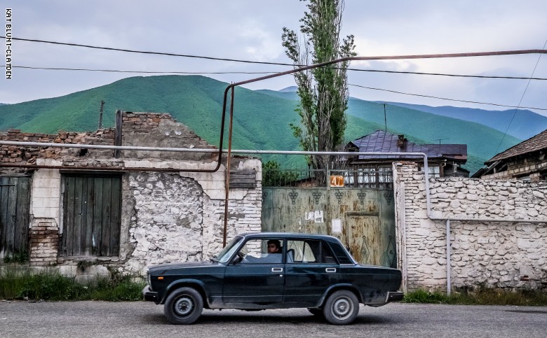 حب صمد أمام الزمن.. ما سبب هوس هذه البلاد بسيارات الحقبة السوفييتية إلى الآن؟ حب صمد أمام الزمن.. ما سبب هوس هذه البلاد بسيارات الحقبة السوفييتية إلى الآن؟