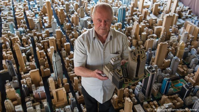 Burgebrach: Der Rentner Karl Sperber steht in seiner Miniaturstadt aus Pappe (picture-alliance/dpa/N. Armer) Burgebrach: Der Rentner Karl Sperber steht in seiner Miniaturstadt aus Pappe (picture-alliance/dpa/N. Armer)