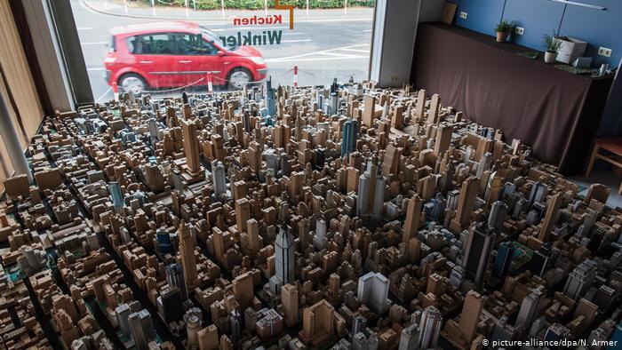 45400351_401 نتيجة بحث الصور عن هوايات الناس تتنوع بحسب اهتماماتهم، لكنّ الألمان بشكل عام يأخذون هواياتهم بشكل جدي تماماً، وهم يبذلون أموالا طائلة ومتسع من الوقت لممارسة تلك الهوايات. ولا يمثل كارل شبيربر استثناءً هنا، لكنّ هوايته استغرقت اكثر من ستة عقود من عمره، وهذا يجعله متفردا بين أقرانه.