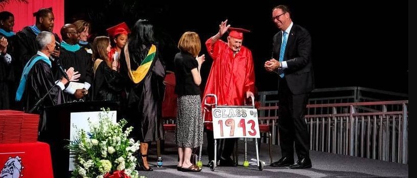 45545454-2 بسبب الحرب.. تخريج تلميذين عمرهما 95 و85 عامًا من المرحلة الثانوية