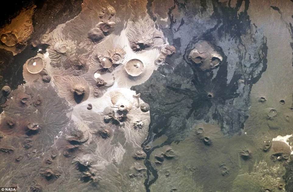 The smallest gates are 43 feet (13 metres) in length while the longest are 1,699 feet (518 metres) long. Remains of lava flows can be seen on top of some of the gates, suggesting that they are older than some of the lava flows