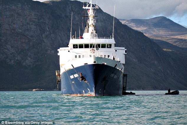 Experts fear the 40-year-old liner there are likely to be hundreds, if not thousands, of disease-ridden rats on board with no source of food except each other