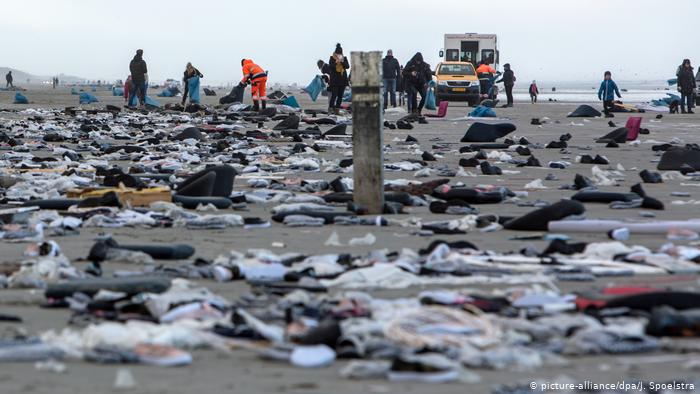 Among the many items to be brought ashore on the waves were to cars, freezers, Ikea furniture, and computer chips. Volunteers pitched in with efforts to clean the beach. (picture-alliance/dpa/J. Spoelstra) Among the many items to be brought ashore on the waves were to cars, freezers, Ikea furniture, and computer chips. Volunteers pitched in with efforts to clean the beach. (picture-alliance/dpa/J. Spoelstra)