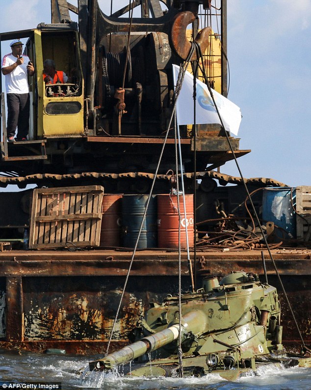 The floating crane lowers a tank into the sea off the coast of Lebanon, mirroring methods used near Tripoli 