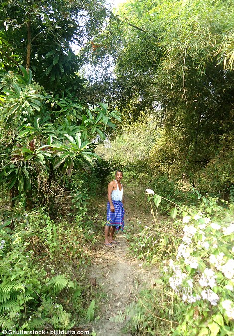 4ee458e700000578-6034573-payeng_who_makes_money_with_his_wife_by_selling_cow_s_milk_to_lo-a-13_1533655596551