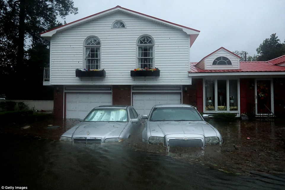 502f984500000578-0-image-a-29_1536976012781 Homes are flooded after a storm surge from Hurricane Florence flooded the Neuse River on Friday in New Bern