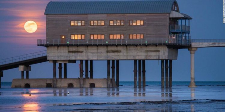 52222-750x375-2 بالصور.. العالم يشهد القمر العملاق الأكبر والأكثر إشراقًا لعام 2020