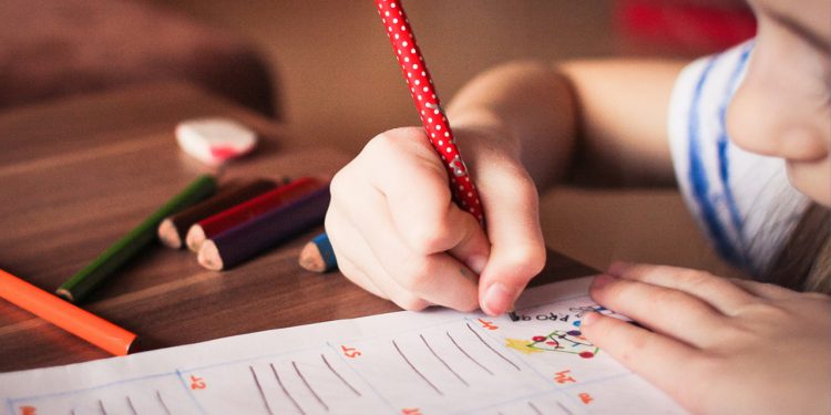 الواجبات المدرسية المنزلية.. الأطفال يعانون والآباء يتساءلون