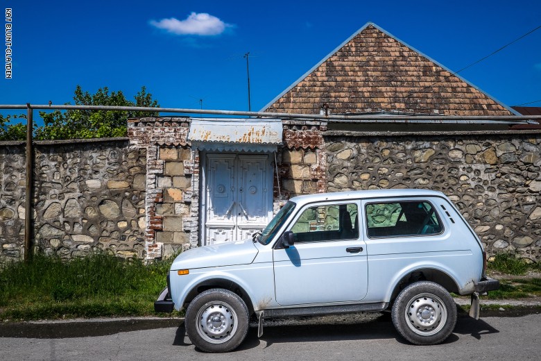 حب صمد أمام الزمن.. ما سبب هوس هذه البلاد بسيارات الحقبة السوفييتية إلى الآن؟ حب صمد أمام الزمن.. ما سبب هوس هذه البلاد بسيارات الحقبة السوفييتية إلى الآن؟