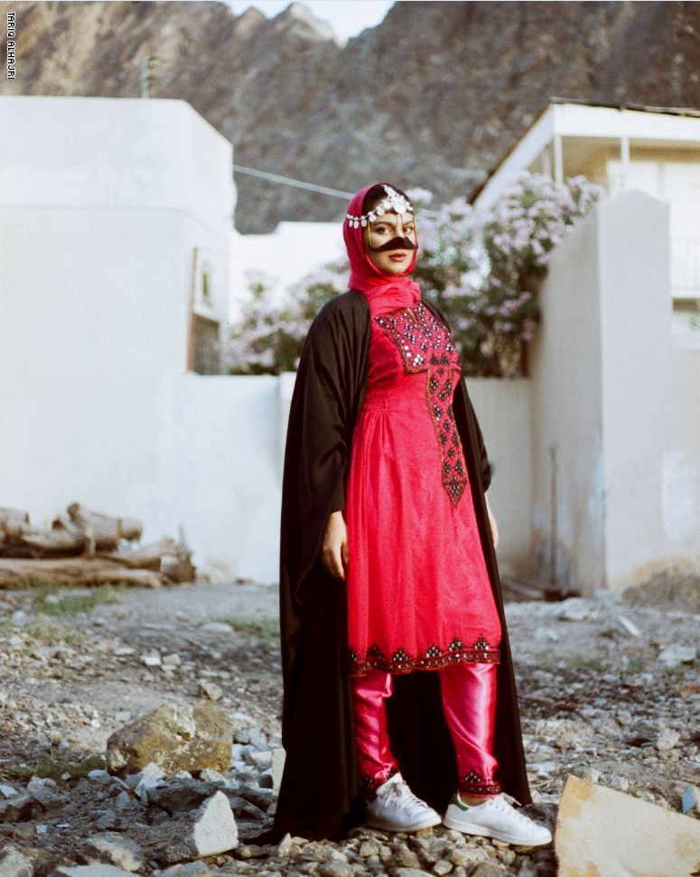 برقع عماني مع أحذية "أديداس".. ما رسالة هذا المصور؟ برقع عماني مع أحذية "أديداس".. ما رسالة هذا المصور؟