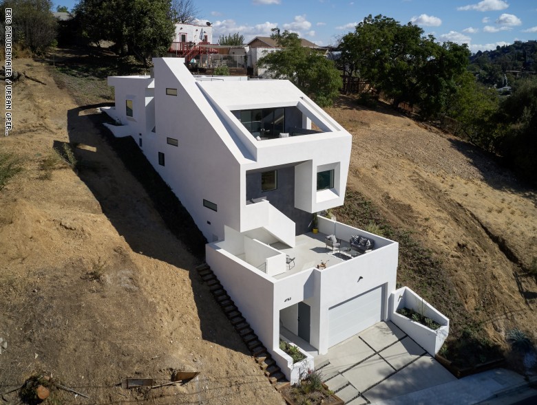 كيف تجربة العيش فيها؟ تعرّف إلى 8 منازل بُنيت في أماكن "مستحيلة" كيف تجربة العيش فيها؟ تعرّف إلى 8 منازل بُنيت في أماكن "مستحيلة"