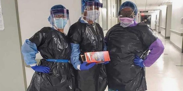 65659-750x375-2 في هذا البلد.. ممرضات يرتدين أكياس القمامة بدلًا من معدات الحماية