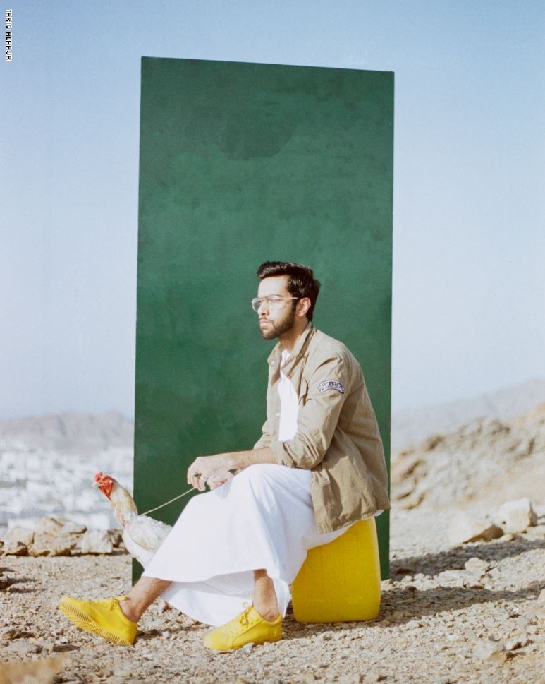 برقع عماني مع أحذية "أديداس".. ما رسالة هذا المصور؟ برقع عماني مع أحذية "أديداس".. ما رسالة هذا المصور؟