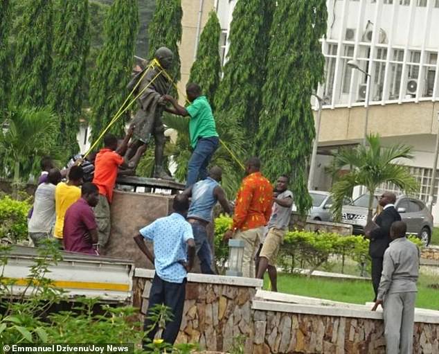 7432588-6496609-the_teachers_removed_the_gandhi_statue_removed_from_university_o-m-59_1544802849841 The teachers removed the Gandhi statue removed from University of Ghana on Wednesday after campaigning for two years