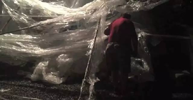 طفل يلف منزله بالأشرطة اللاصقة في غياب والديه.. صور طفل يلف منزله بالأشرطة اللاصقة في غياب والديه.. صور
