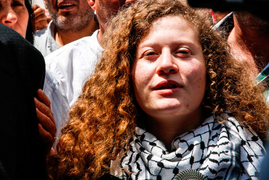 عهد التميمى عقب خروجها من سجون الاحتلال