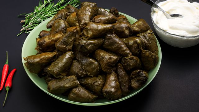 طريقة عمل ورق العنب باللحمة المفرومة طريقة عمل ورق العنب باللحمة المفرومة