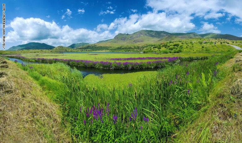 بحيرة غريبة تجذب الزائرين.. ما سر "الجزيرة" التي تتحرك في وسطها؟ بحيرة غريبة تجذب الزائرين.. ما سر "الجزيرة" التي تتحرك في وسطها؟
