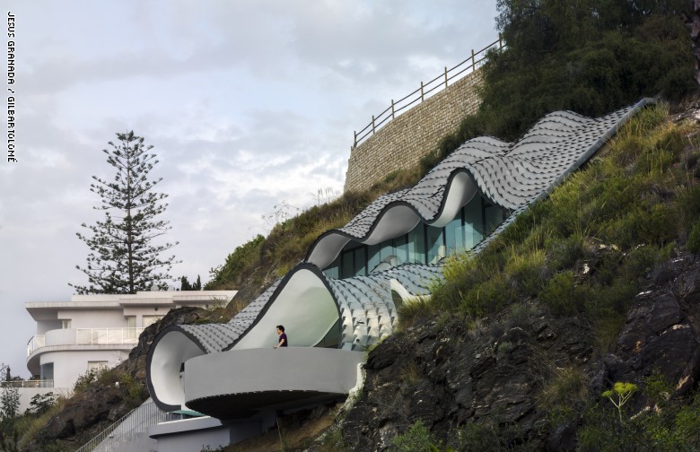 كيف تجربة العيش فيها؟ تعرّف إلى 8 منازل بُنيت في أماكن "مستحيلة" كيف تجربة العيش فيها؟ تعرّف إلى 8 منازل بُنيت في أماكن "مستحيلة"