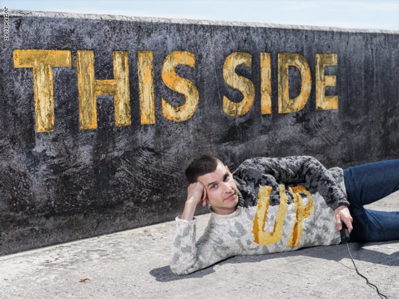 صور أزياء تتطابق مع الخلفية في بريطانيا صور أزياء تتطابق مع الخلفية في بريطانيا