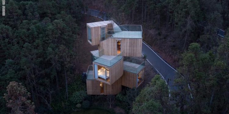 989889-3-750x375-2 كيف تجربة العيش فيها؟ تعرّف إلى 8 منازل بُنيت في أماكن “مستحيلة”