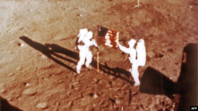 c7f75470-1530-4d30-808d-8a45ebe788a7_w650_r1_s الهبوط على القمر