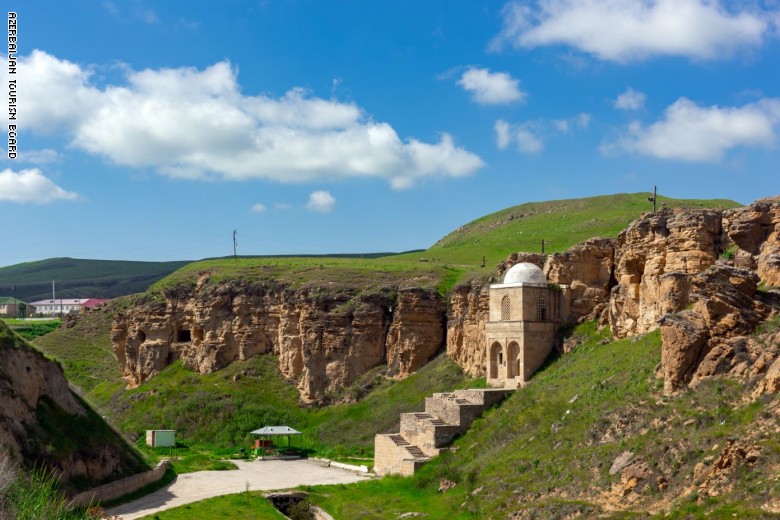 ضريح "ديري بابا" بأذربيجان.. لماذا يبدو معلقاً في الهواء؟ ضريح "ديري بابا" بأذربيجان.. لماذا يبدو معلقاً في الهواء؟