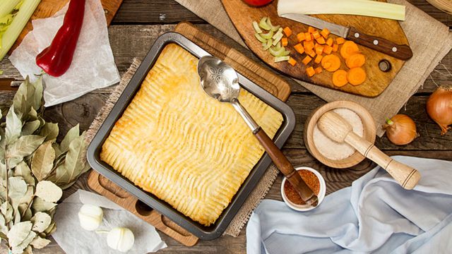 صينية بطاطس باللحمة في الفرن