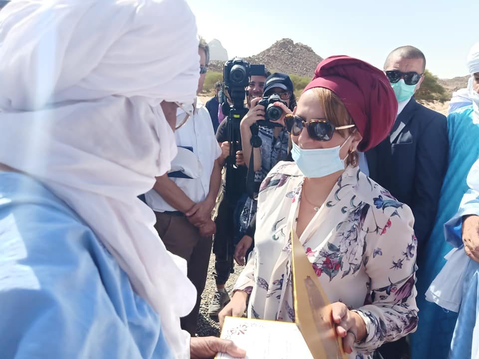 بالصور.. بن دودة تمنح سكان تڨمارت بتمنراست مجموعة من الإبل