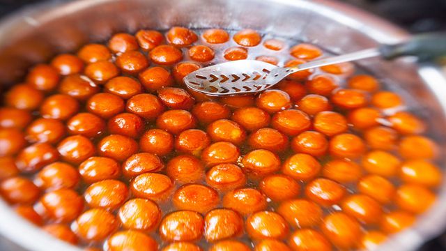 لقيمات محشية جبن كيري مقرمشة لقيمات محشية جبن كيري مقرمشة