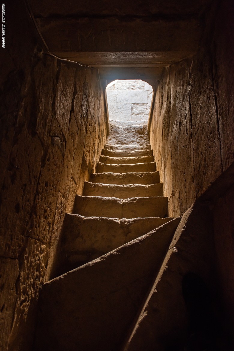 ضريح "ديري بابا" بأذربيجان.. لماذا يبدو معلقاً في الهواء؟ ضريح "ديري بابا" بأذربيجان.. لماذا يبدو معلقاً في الهواء؟
