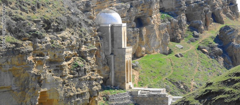 ضريح "ديري بابا" بأذربيجان.. لماذا يبدو معلقاً في الهواء؟ ضريح "ديري بابا" بأذربيجان.. لماذا يبدو معلقاً في الهواء؟