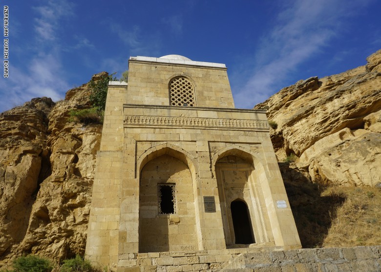 ضريح "ديري بابا" بأذربيجان.. لماذا يبدو معلقاً في الهواء؟ ضريح "ديري بابا" بأذربيجان.. لماذا يبدو معلقاً في الهواء؟