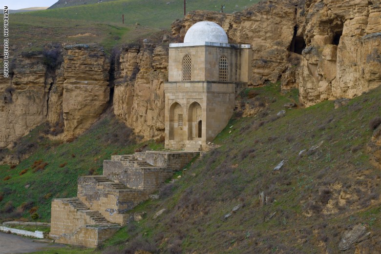 ضريح "ديري بابا" بأذربيجان.. لماذا يبدو معلقاً في الهواء؟ ضريح "ديري بابا" بأذربيجان.. لماذا يبدو معلقاً في الهواء؟