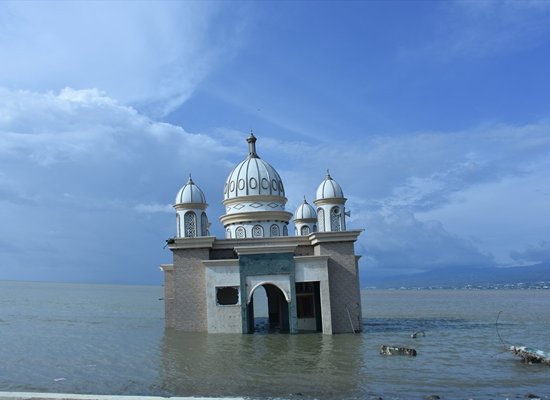 dpbtml1w4aecm_i نتيجة بحث الصور عن "مسجد عائم" في إندونيسيا يتحدى موجات تسونامي