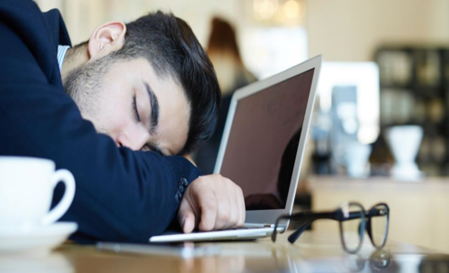 e2b6588b203adbf3e67d935400636973-1 هل تنام طويلاً في نهاية الأسبوع مقارنةً بباقي الأيام؟