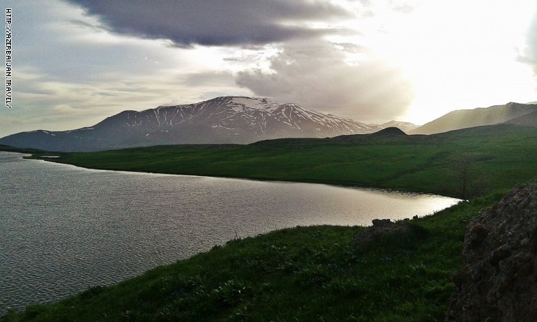 بحيرة غريبة تجذب الزائرين.. ما سر "الجزيرة" التي تتحرك في وسطها؟ بحيرة غريبة تجذب الزائرين.. ما سر "الجزيرة" التي تتحرك في وسطها؟