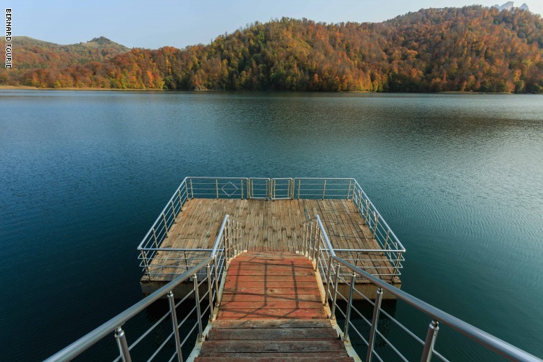 في أذربيجان.. بحيرة ساحرة تكونت بسبب كارثة طبيعية منذ ألف عام في أذربيجان.. بحيرة ساحرة تكونت بسبب كارثة طبيعية منذ ألف عام