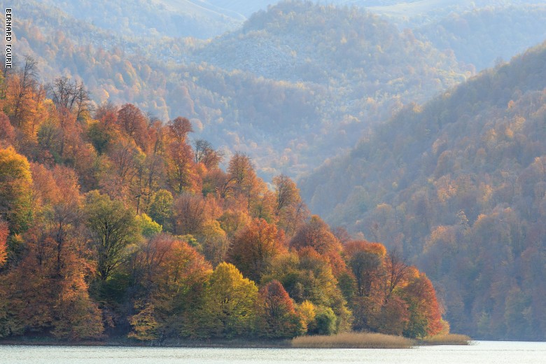 في أذربيجان.. بحيرة ساحرة تكونت بسبب كارثة طبيعية منذ ألف عام في أذربيجان.. بحيرة ساحرة تكونت بسبب كارثة طبيعية منذ ألف عام