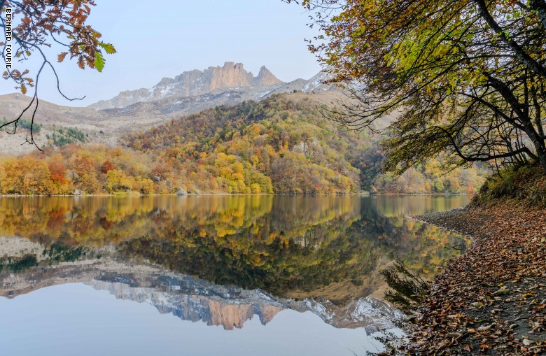 في أذربيجان.. بحيرة ساحرة تكونت بسبب كارثة طبيعية منذ ألف عام في أذربيجان.. بحيرة ساحرة تكونت بسبب كارثة طبيعية منذ ألف عام