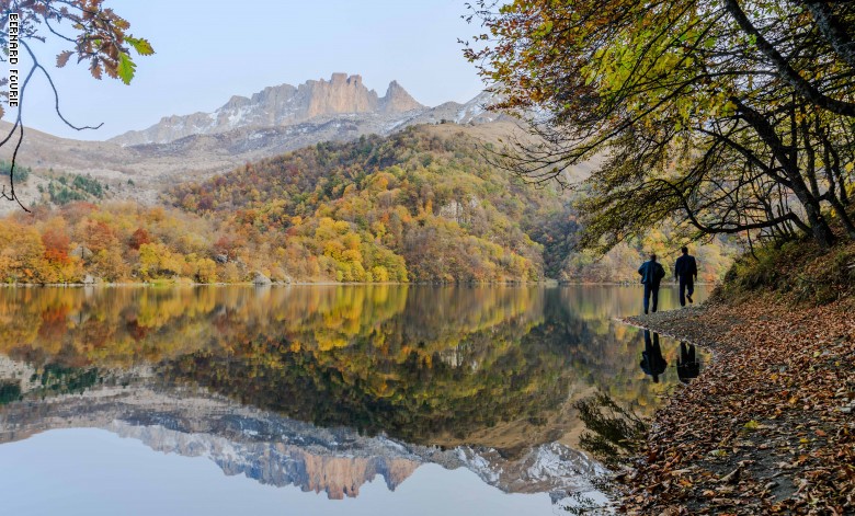 في أذربيجان.. بحيرة ساحرة تكونت بسبب كارثة طبيعية منذ ألف عام في أذربيجان.. بحيرة ساحرة تكونت بسبب كارثة طبيعية منذ ألف عام