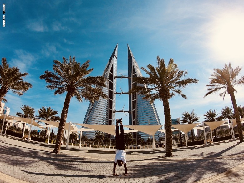 عُماني يجوب المدن ليرى العالم رأساً على عقب.. لماذا؟ عُماني يجوب المدن ليرى العالم رأساً على عقب.. لماذا؟