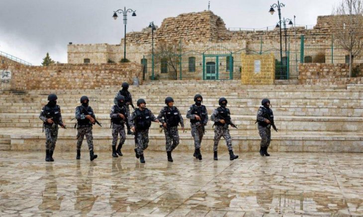 مشهد خارج عن المألوف في قرية أردنية: مواطنون يطاردون “محطة أمنية” والمتهم “حظر الرزاز”