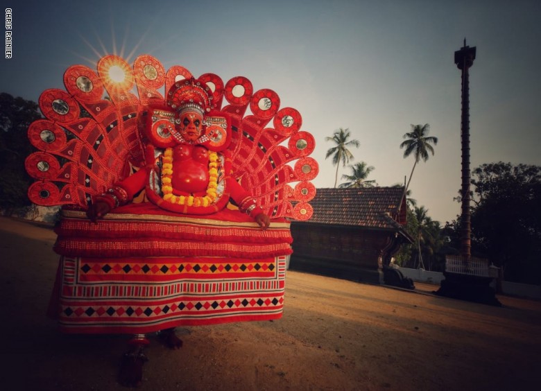 مصور يوثق أقنعة الطقوس الأكثر درامية في العالم مصور يوثق أقنعة الطقوس الأكثر درامية في العالم