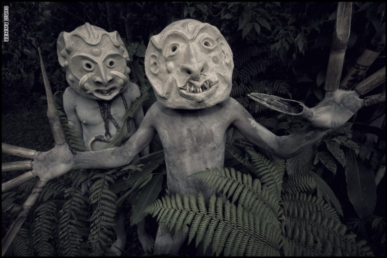 مصور يوثق أقنعة الطقوس الأكثر درامية في العالم مصور يوثق أقنعة الطقوس الأكثر درامية في العالم