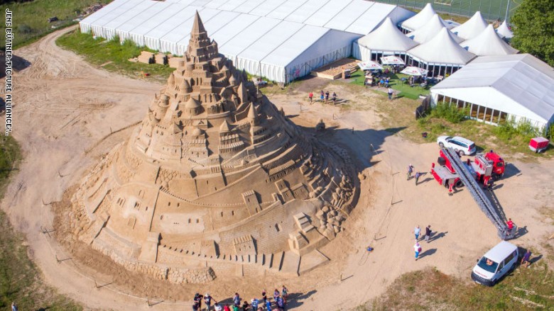 وُصفت بأعجوبة هندسية..أعلى قلعة رملية في العالم بالصور وُصفت بأعجوبة هندسية..أعلى قلعة رملية في العالم بالصور