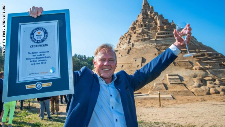 وُصفت بأعجوبة هندسية..أعلى قلعة رملية في العالم بالصور وُصفت بأعجوبة هندسية..أعلى قلعة رملية في العالم بالصور